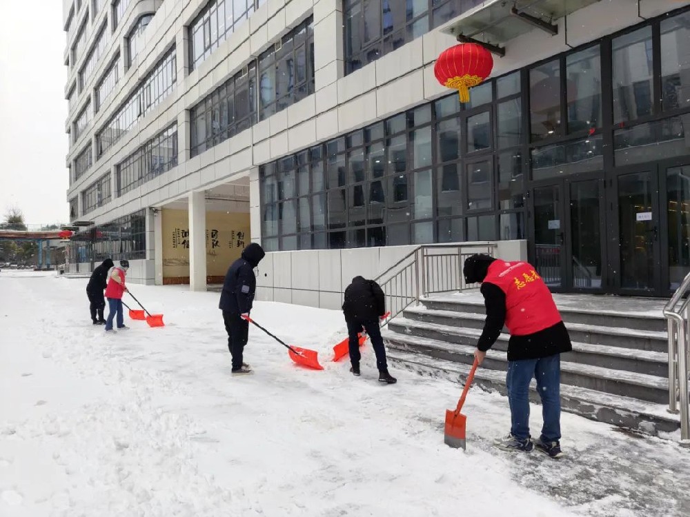 清雪有速度 行動(dòng)有溫度丨園區(qū)“突擊隊(duì)”除冰掃雪忙